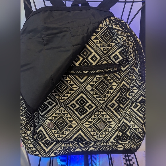 Black and white backpack - Picture 2 of 3